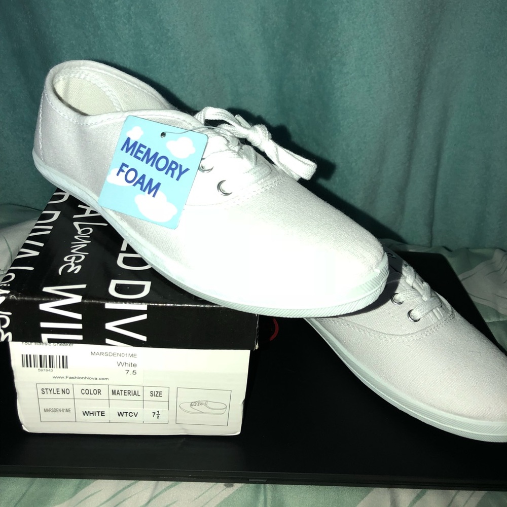 ⛔️ SOLD ⛔️ White Canvas Sneaker